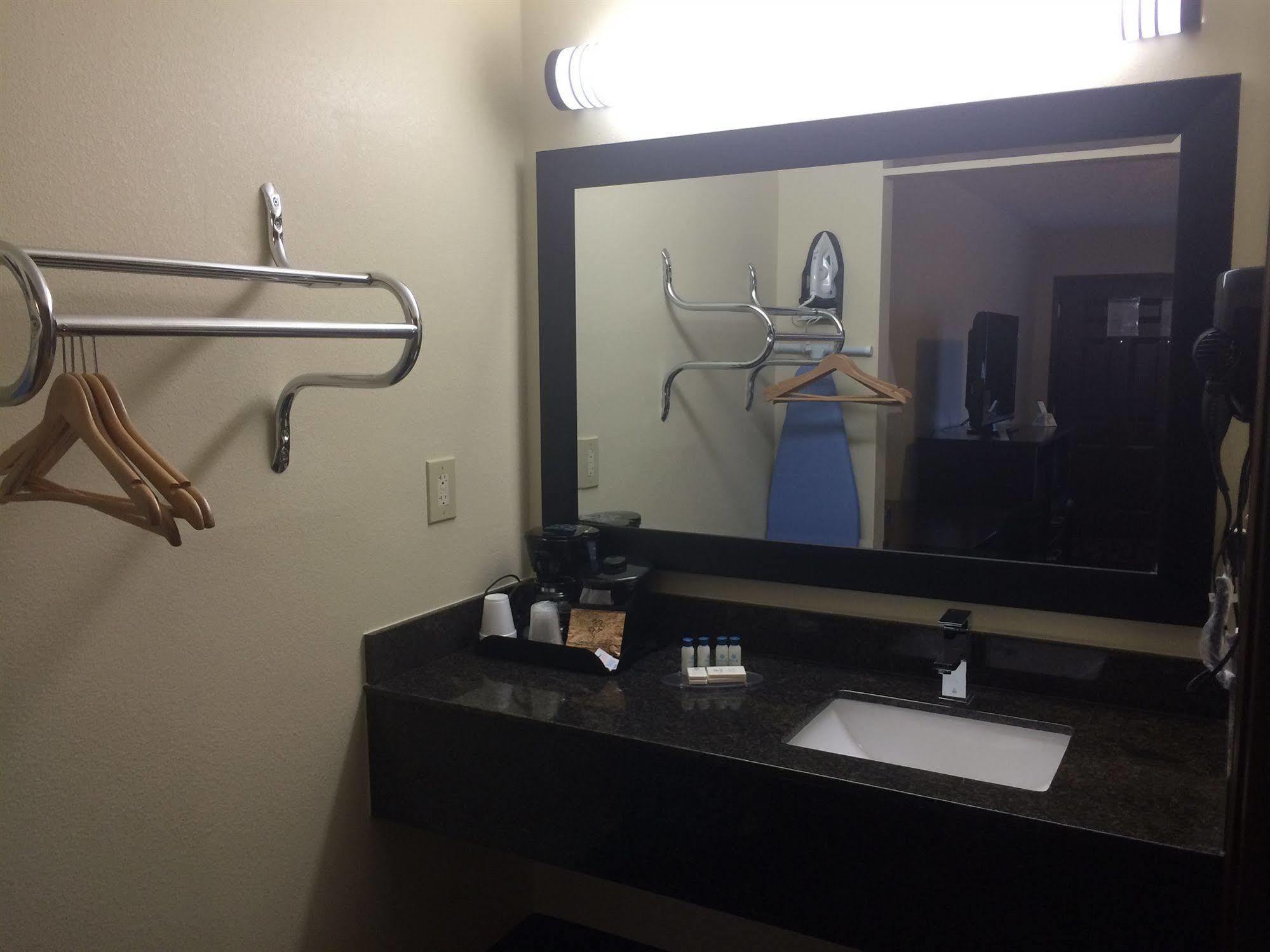 Boarders Inn & Suites By Cobblestone Hotels - Ashland City Buitenkant foto
